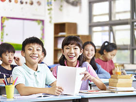 亚洲小学学生在教室里图片