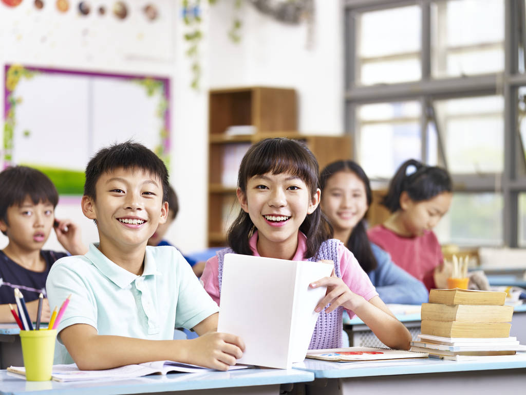 亚洲小学学生在教室里图片