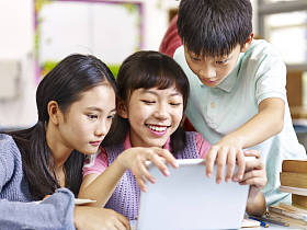 亚洲小学学生在课堂中使用平板电脑