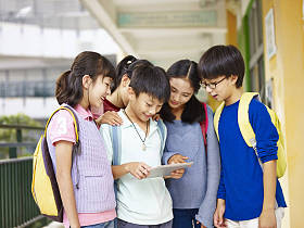 集团的亚洲学生在学校使用平板电脑