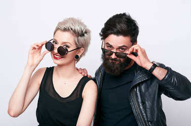 時(shí)尚夫婦在黑色的衣服照片