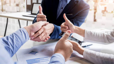 商務(wù)上展示他們的協(xié)議到 s 的兩個(gè)男人的握手