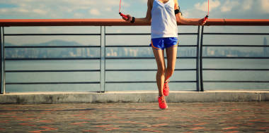 年輕女子跳繩 圖片