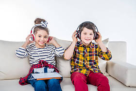 儿童耳机和数字平板电脑