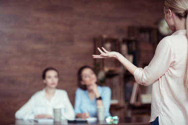 講到同事的女商人