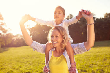 妈妈和女孩子在她的肩上