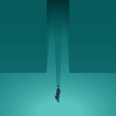 站在黑暗的走廊前作为象征的商业冒险、 风险、 挑战、 机会在职业生涯中的商人