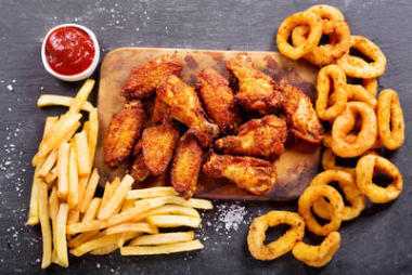 快餐︰ 洋葱圈、 炸薯条和炸鸡