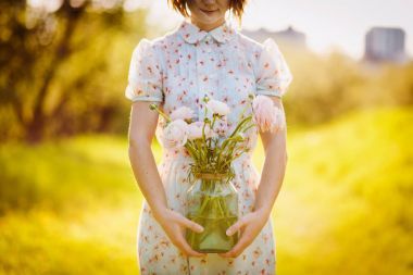 花到礼物。美丽的毛茛在女性手中。春天的时候和灵感