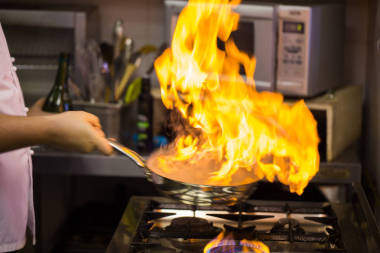 廚師準備在一家餐館的菜