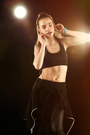 女人聽(tīng)音樂(lè)