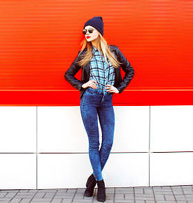 红色构成岩石黑色风格的时尚漂亮金发女人