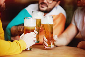 三名男子在酒吧喝啤酒图片