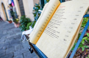 室外的意大利餐廳菜單照片
