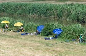 渔民在河路堤照片