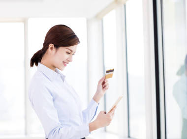 年轻女人购物信用卡与智能手机