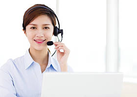 年轻的商界女人戴着耳机在办公室