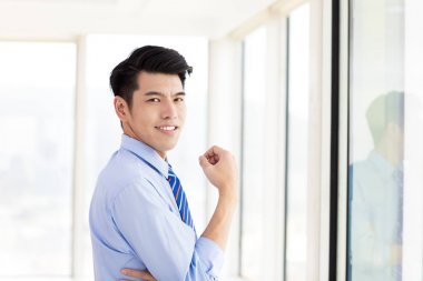 站在辦公室的業(yè)務(wù)年輕人圖片