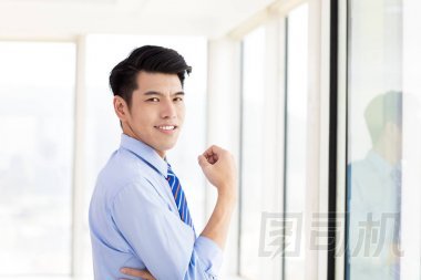 站在辦公室的業(yè)務(wù)年輕人圖片