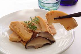 用筷子和清酒，日本食品吃焖笋