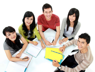 小組學(xué)習(xí)的學(xué)生圖片