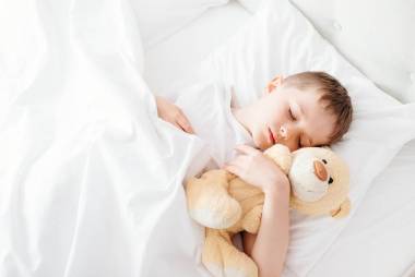 小男孩在床上睡覺