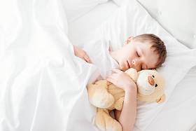 小男孩在床上睡觉