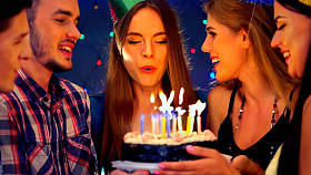 快乐的朋友生日蜡烛庆祝蛋糕
