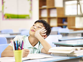 亚洲学生在教室里的思考