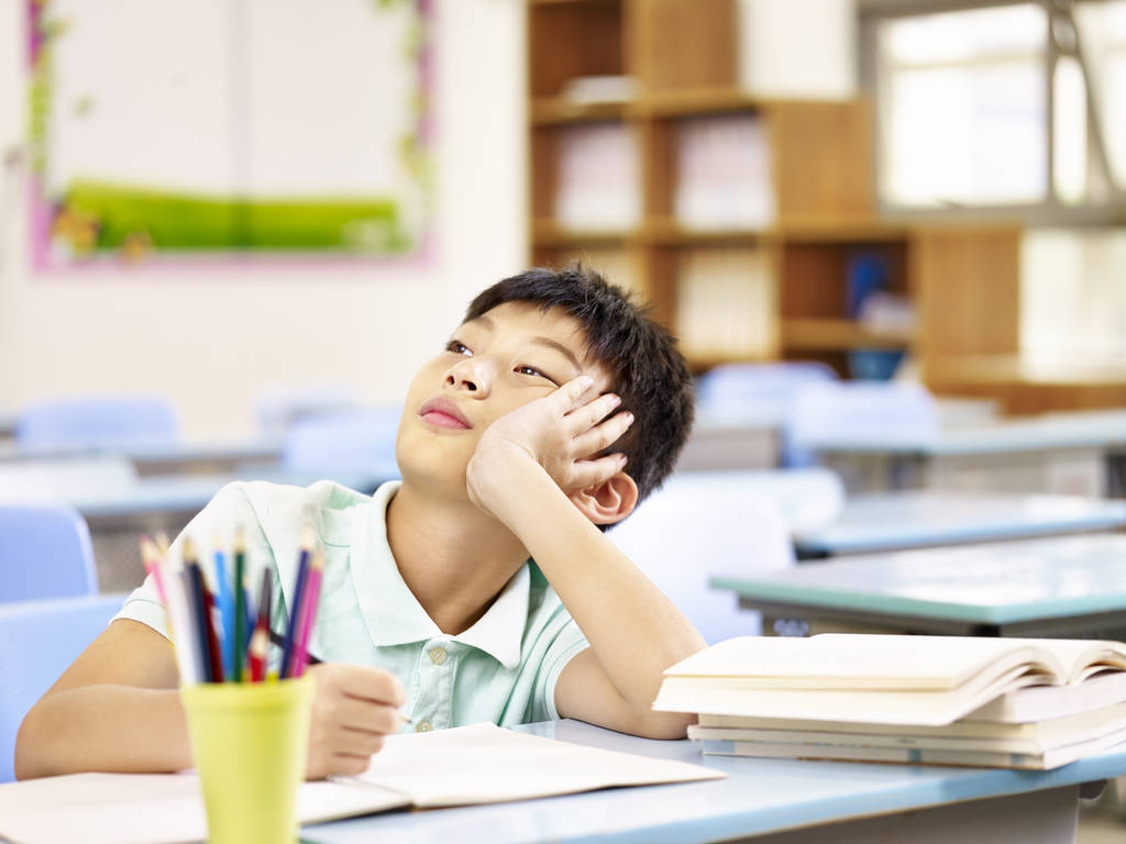 亚洲学生在教室里的思考