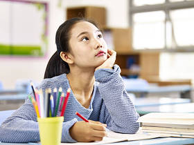 亚洲小学学生的思维在教室