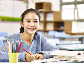 快乐亚洲小学女孩
