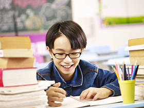 快乐亚洲小学学生课堂中的学习