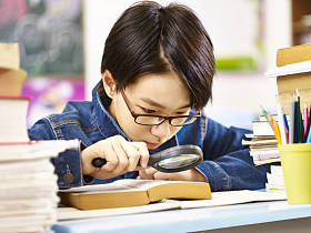 严重和好奇的亚洲小学男生照片