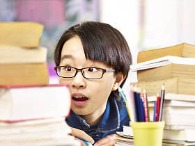 亚洲小学男生震惊的工作量照片