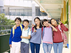 群快乐亚洲小学学生图片