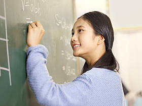 亚洲小学学生解决数学问题图片