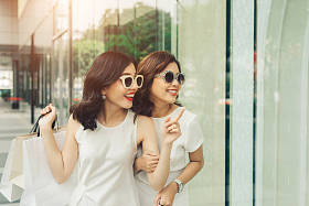 亚洲女孩与购物袋