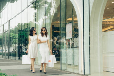 亚洲女孩与购物袋 