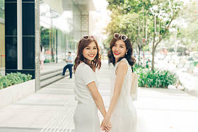 亚洲女孩与购物袋 图片