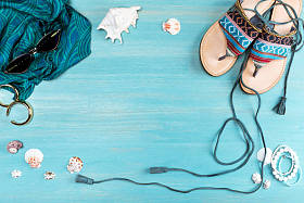 夏季海滩配件在桌子上图片