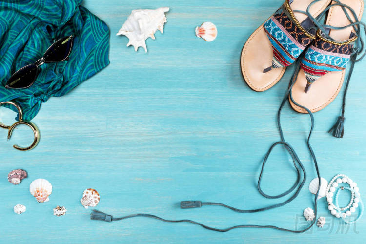 夏季海灘配件在桌子上圖片