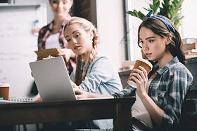 学生一起学习 图片