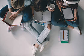 青年学生一起学习图片