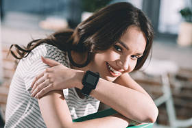 smartwatch 在手腕上的女人