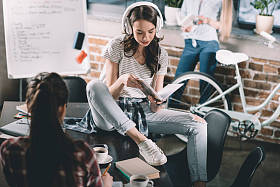 女孩阅读本抄写本