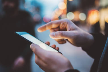 男性手使用現(xiàn)代智能手機圖片