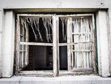 被遗弃的房子的窗口照片