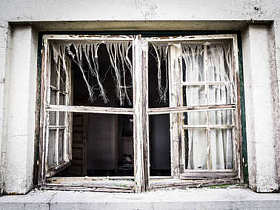 被遗弃的房子的窗口照片