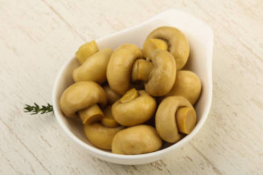 鹵的香菇放在碗